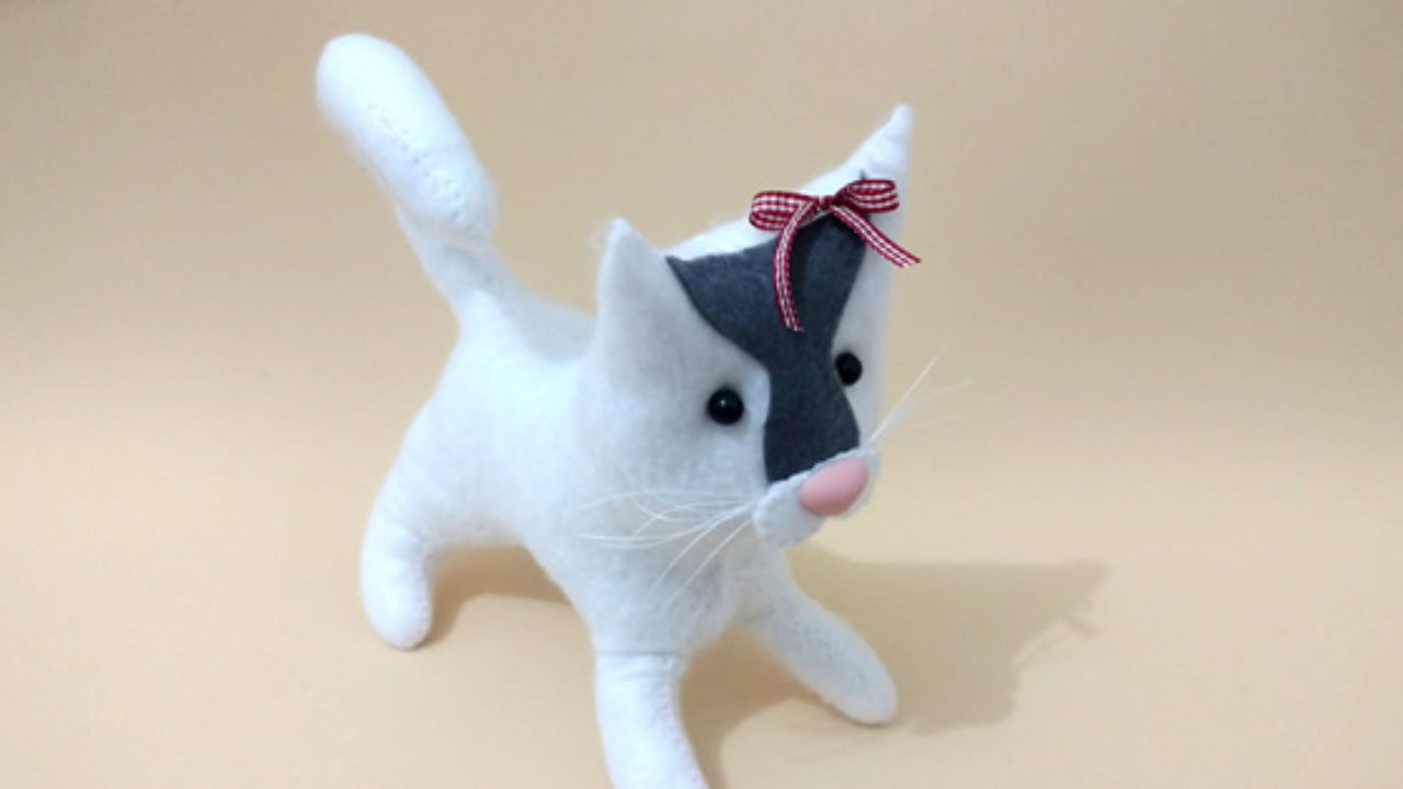 Gatinho de feltro com molde e passo a passo como faço, trabalhos manuais  passo a passo, técnicas de criatividade, coisas legais para fazer, Jogos,  Blog, moda, …