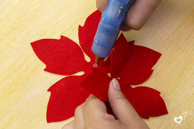 flor natalina em feltro