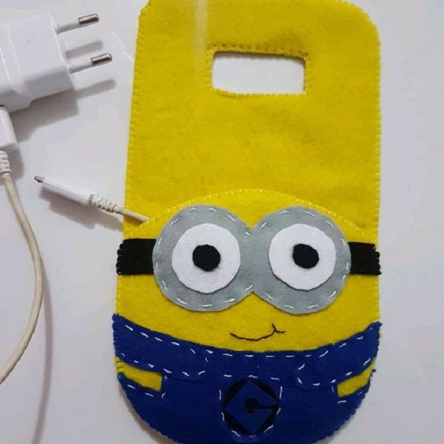 Porta carregador de celular dos Minions 