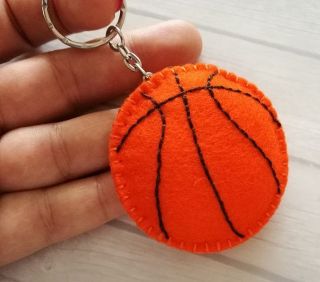 Chaveiro de bola de basquete de feltro