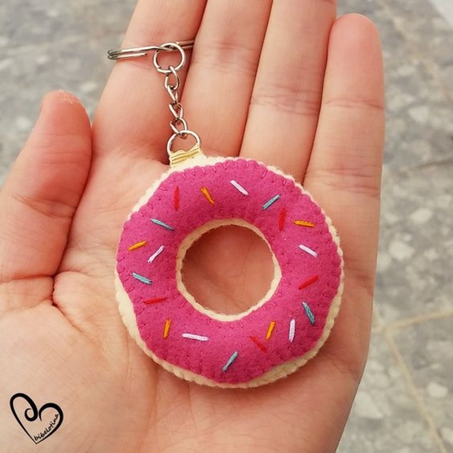 Chaveiro de feltro em formato de donuts